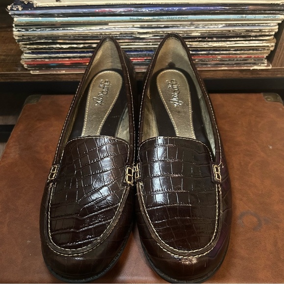 Eurosoft Brown Croc Embossed Loafers Women’s 8M | Classic Preppy Style - Picture 3 of 12